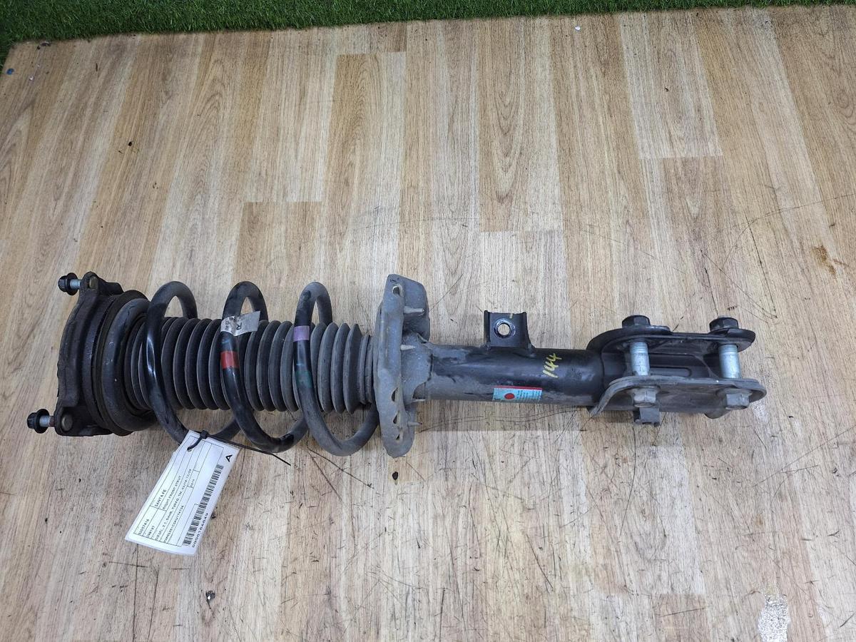 1000930587-Right Front Strut Top