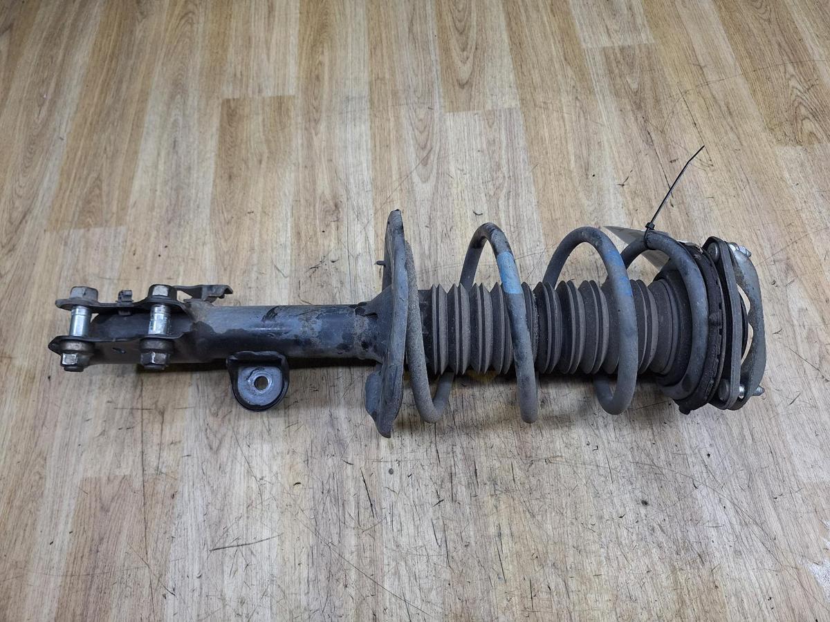 1000931806-Right Front Strut Top