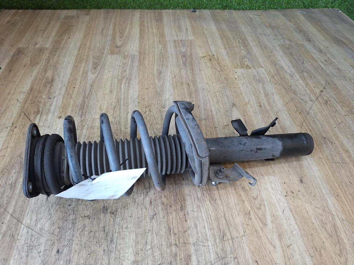 1000883077-Right Front Strut Top