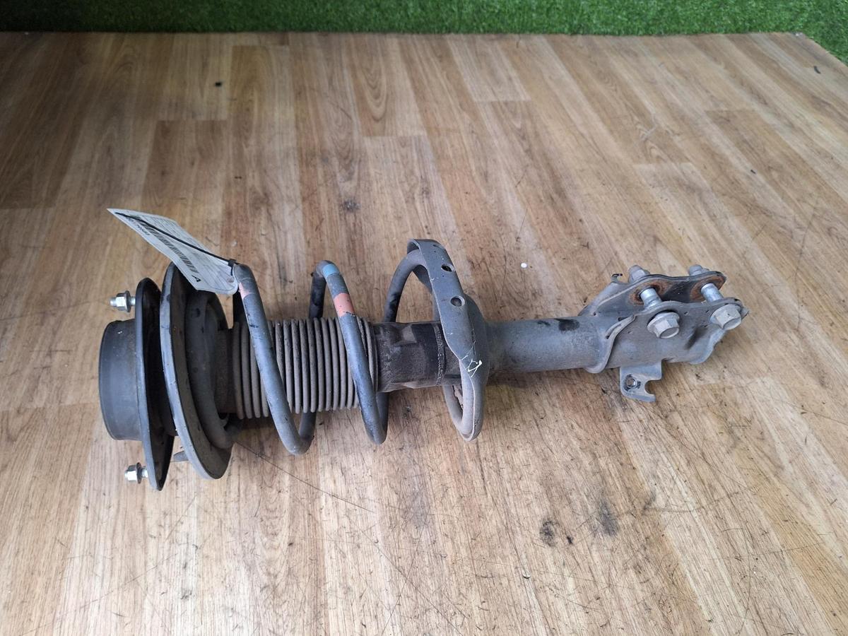 1000893895-Right Front Strut Top