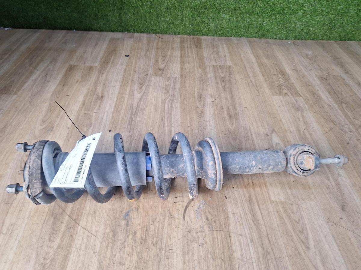 1000898500-Right Front Strut Top