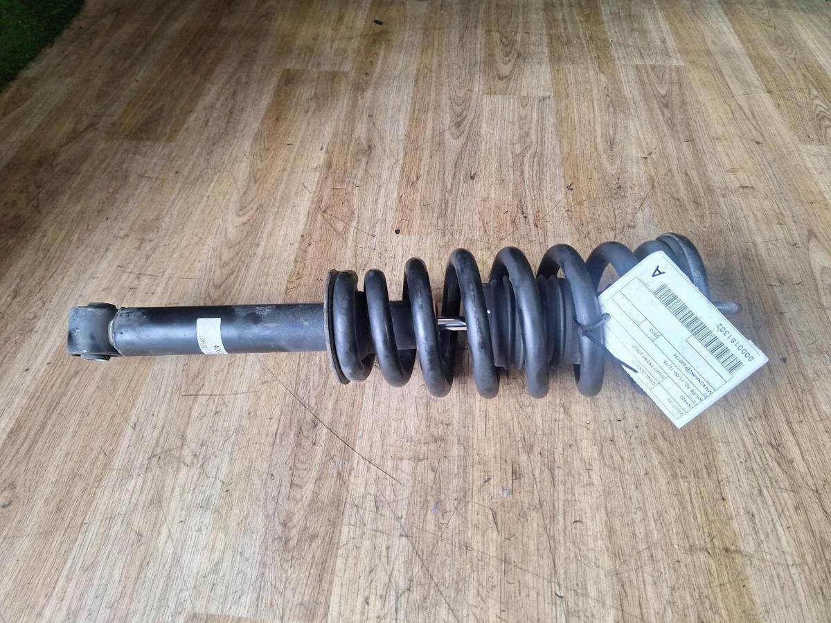 1000899586-Right Front Strut Top