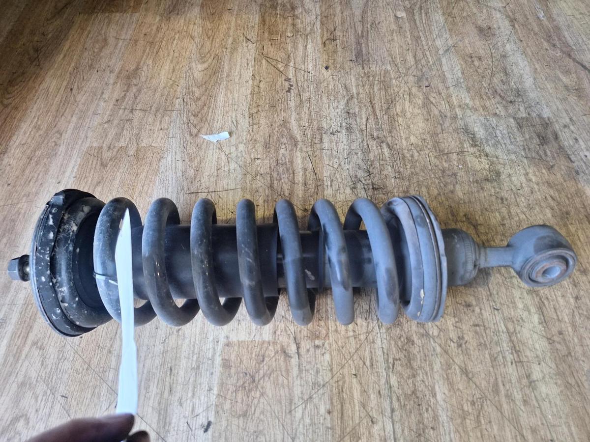 1000911905-Right Front Strut Top
