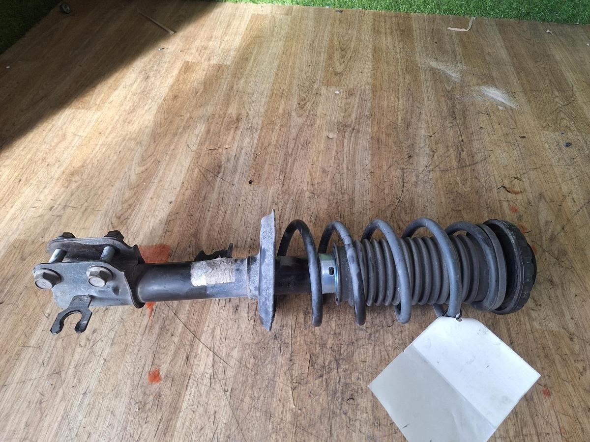 1000912029-Right Front Strut Top