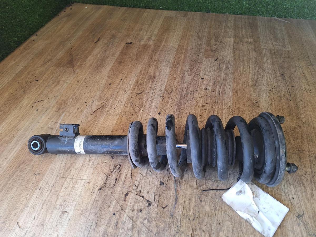 1000918305-Right Front Strut Top