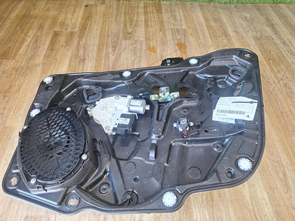 1000897634-Right Front Window Reg/Motor Top