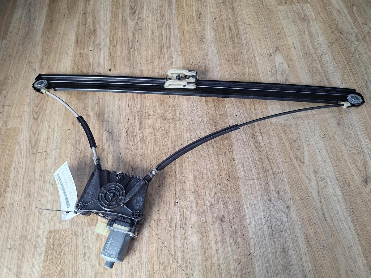 1000896098-Right Front Window Reg/Motor Top