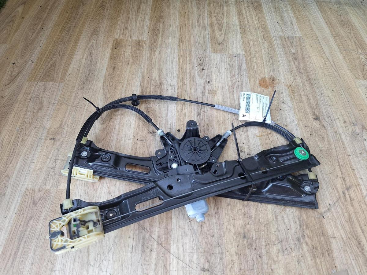 1000891850-Right Front Window Reg/Motor Top