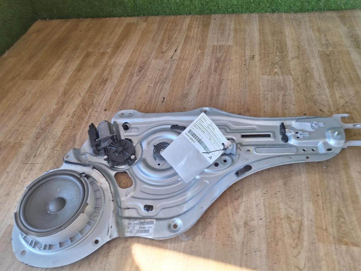 1000909139-Right Front Window Reg/Motor Top
