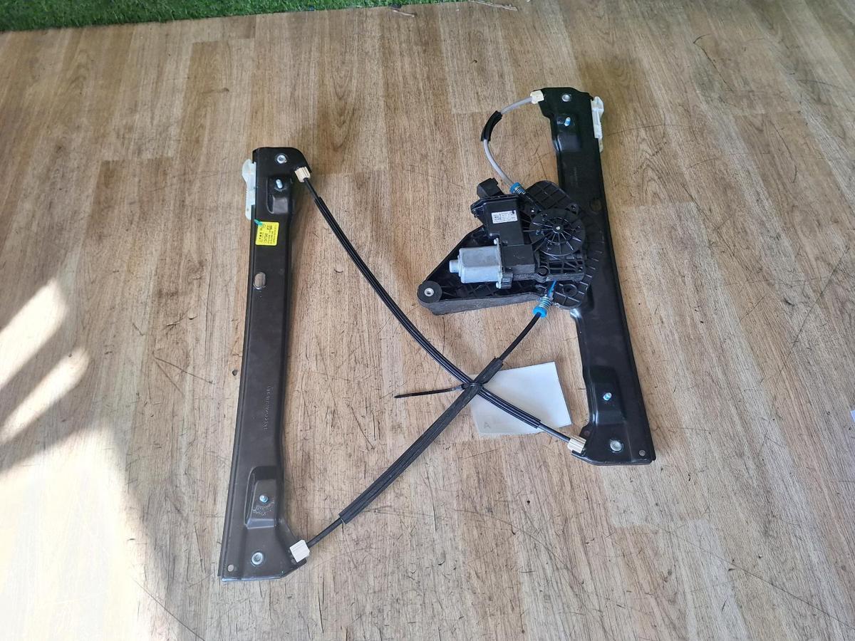 1000914731-Right Front Window Reg/Motor Top