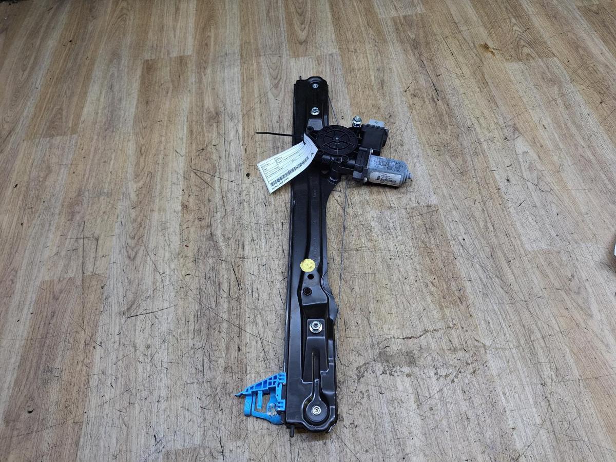 1000927033-Right Front Window Reg/Motor Top