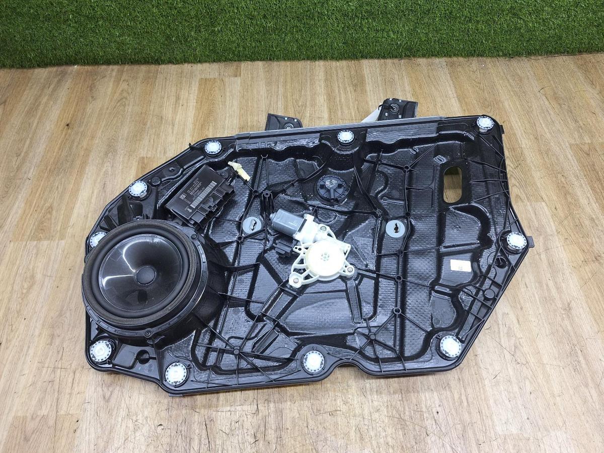 1000933029-Right Front Window Reg/Motor Top