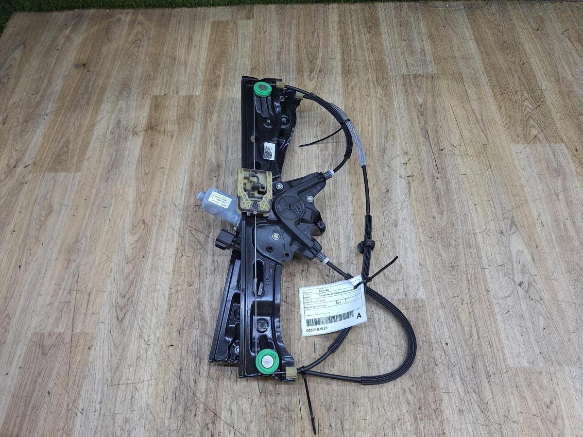 1000939252-Right Front Window Reg/Motor Top