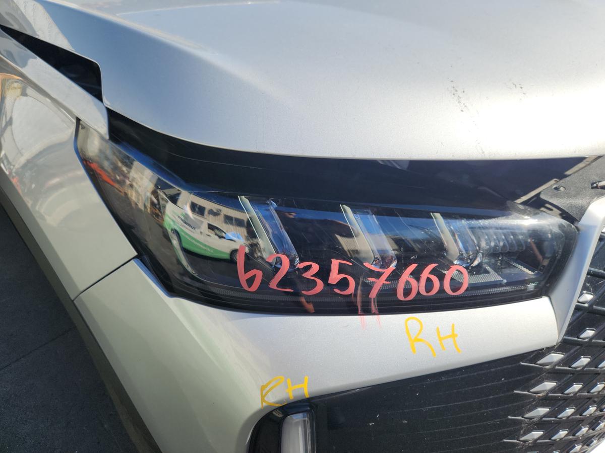 1000943762-Right Headlamp