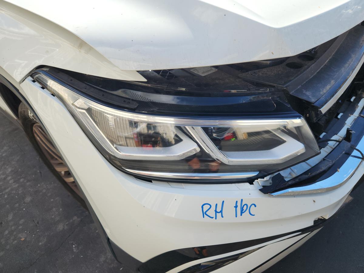 1000944702-Right Headlamp