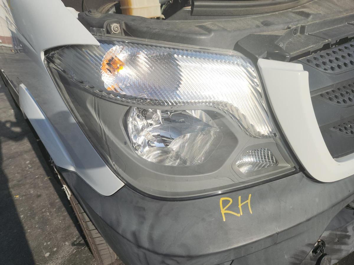 1000812936-Right Headlamp