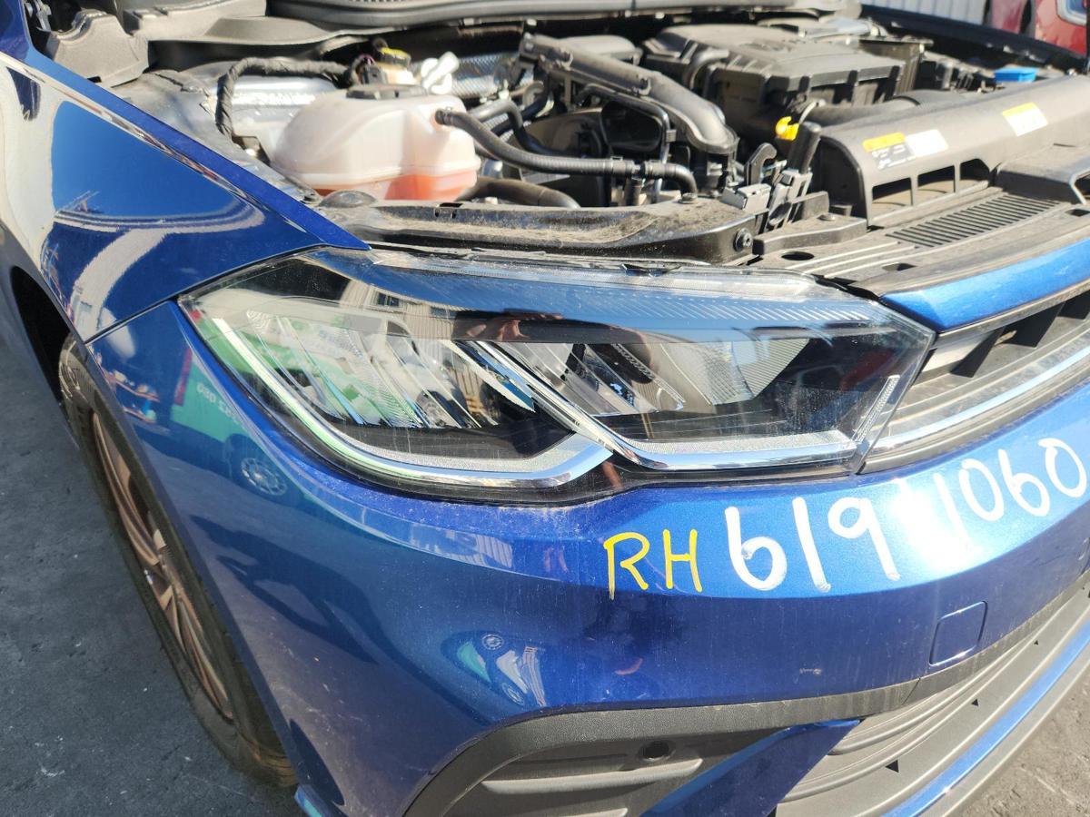 1000866792-Right Headlamp
