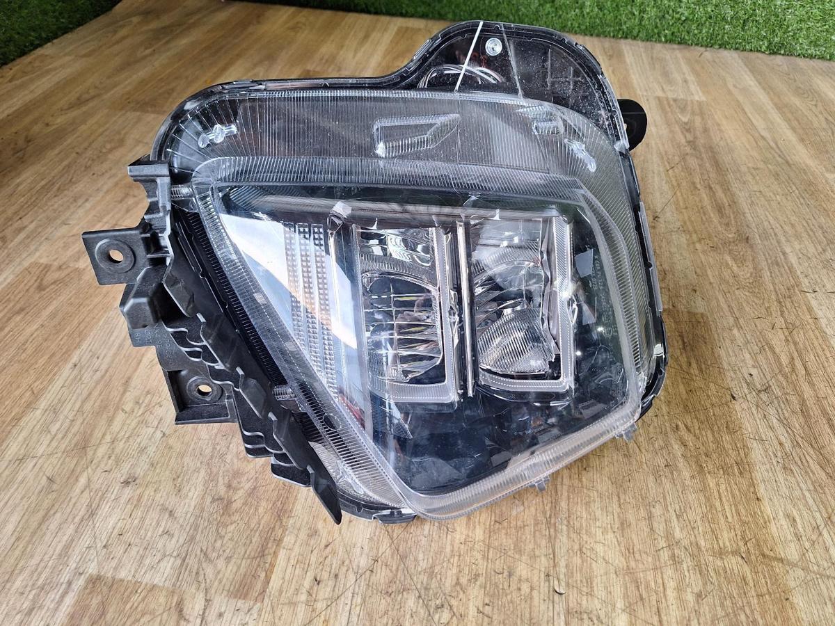1000890385-Right Headlamp Top