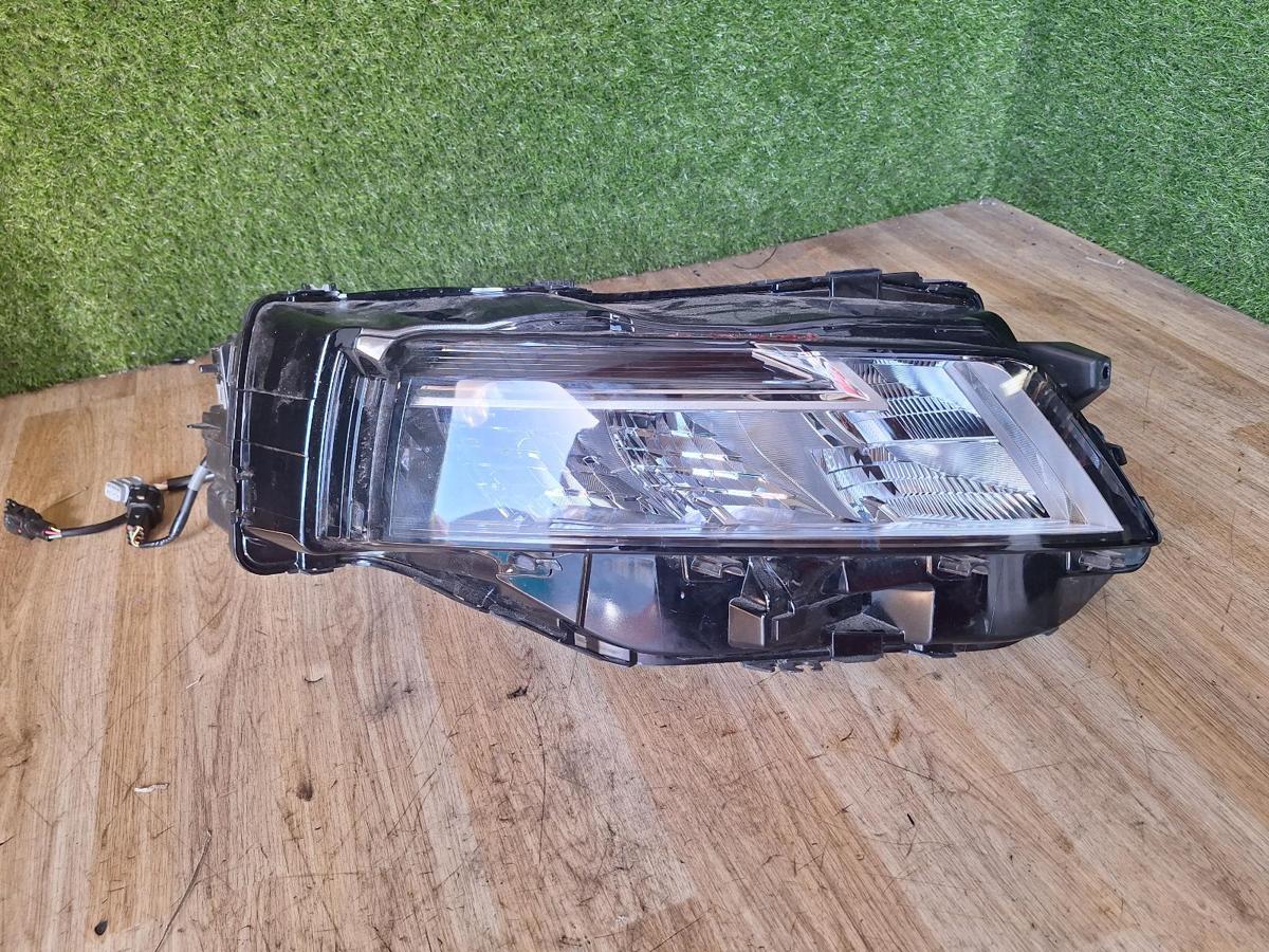 1000899034-Right Headlamp Top