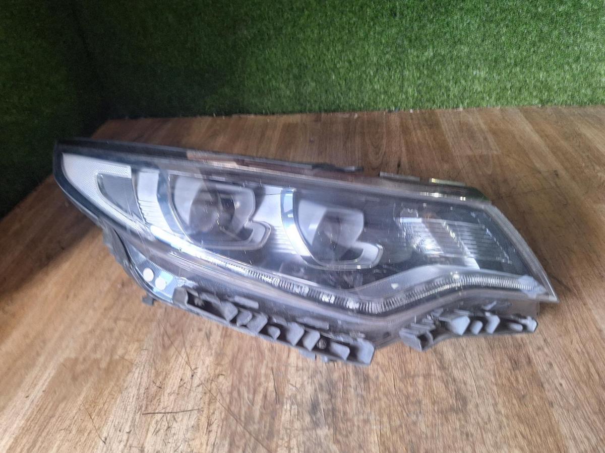 1000909747-Right Headlamp Top
