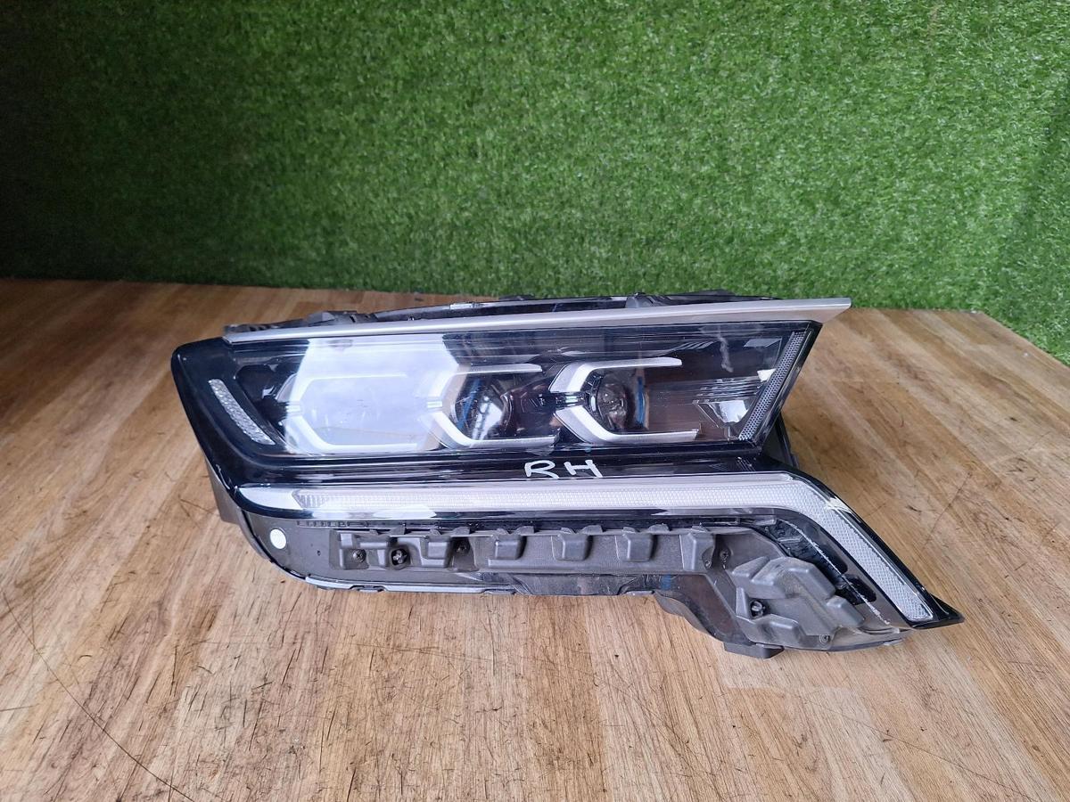 1000910015-Right Headlamp Top