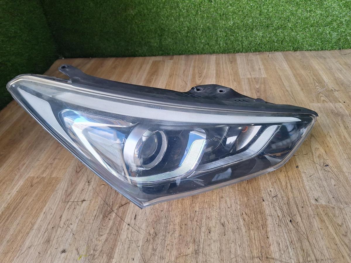 1000889980-Right Headlamp Top