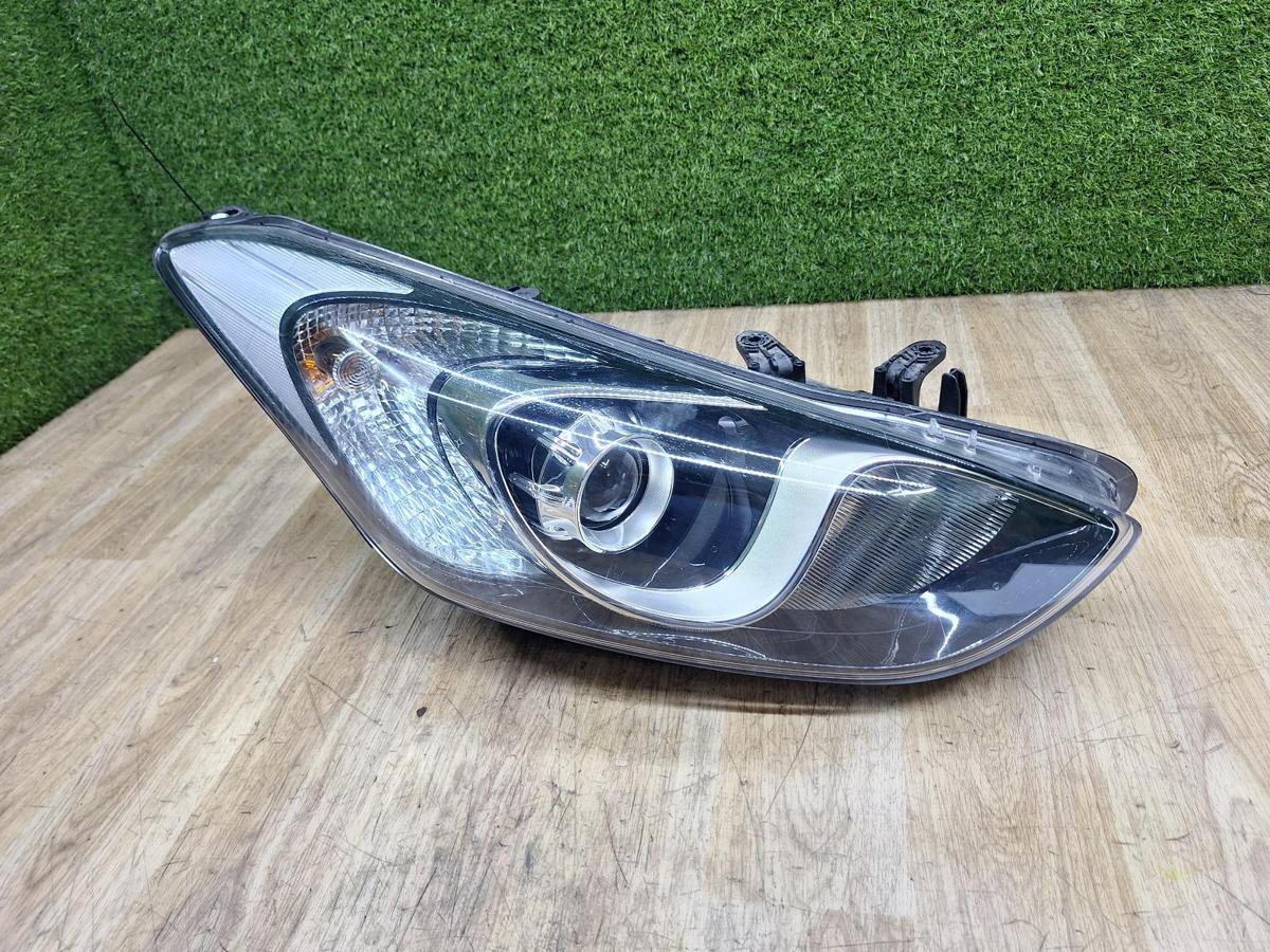 1000937152-Right Headlamp Top