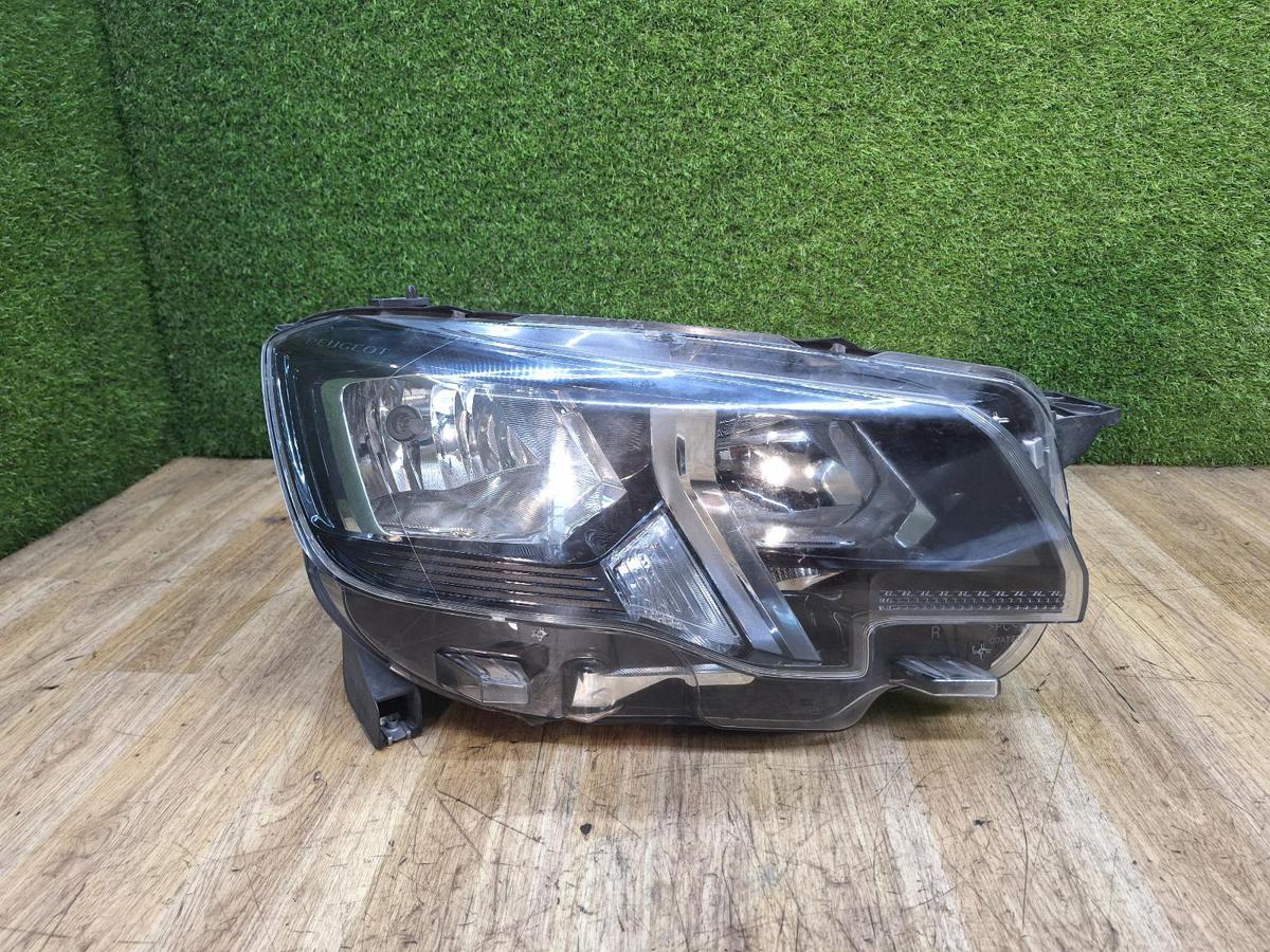 1000933255-Right Headlamp Top
