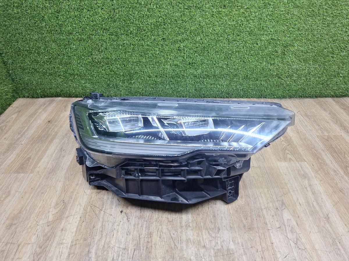 1000939485-Right Headlamp Top