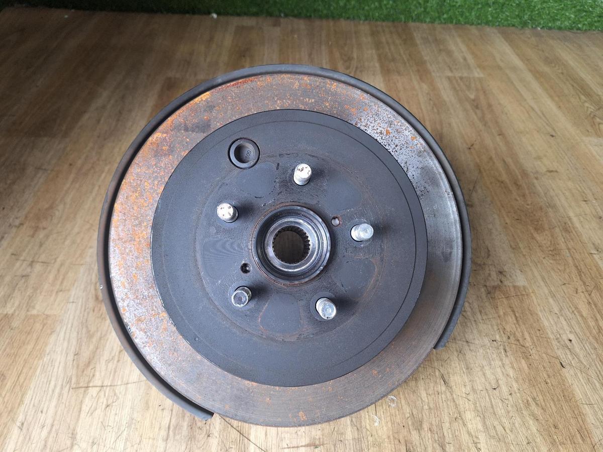 1000902225-Right Rear Hub Assembly Top