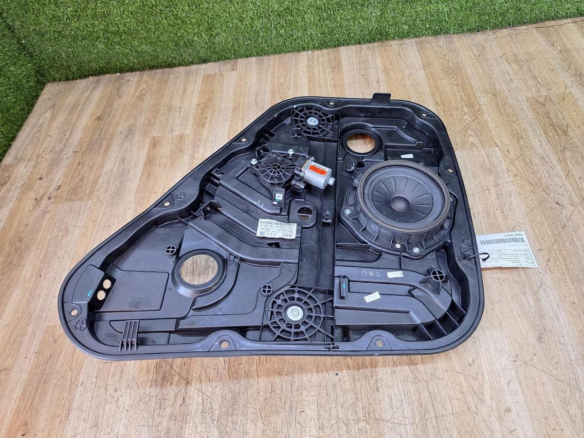1000943682-Right Rear Wnd Reg/Motor Top