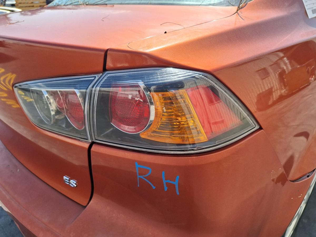 1000797983-Right Taillight