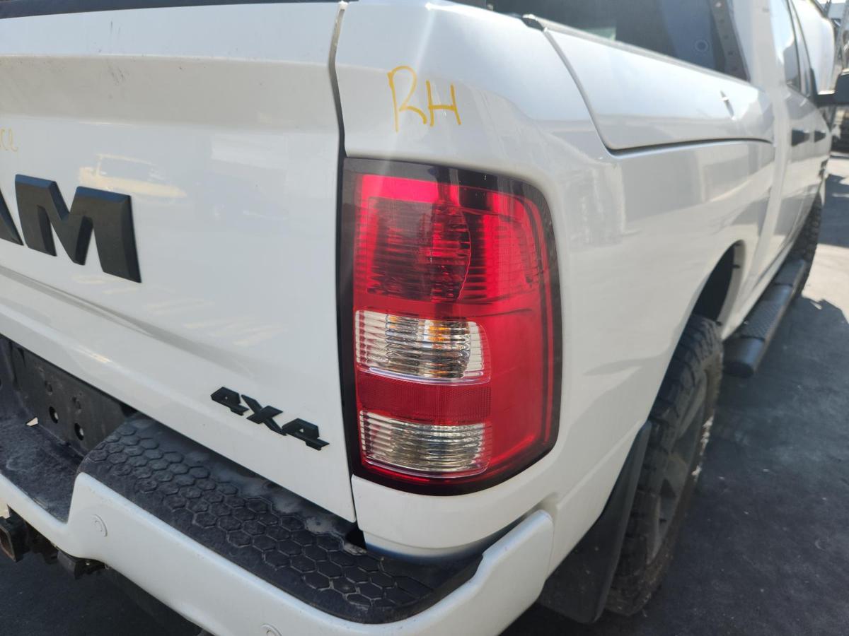 1000872425-Right Taillight