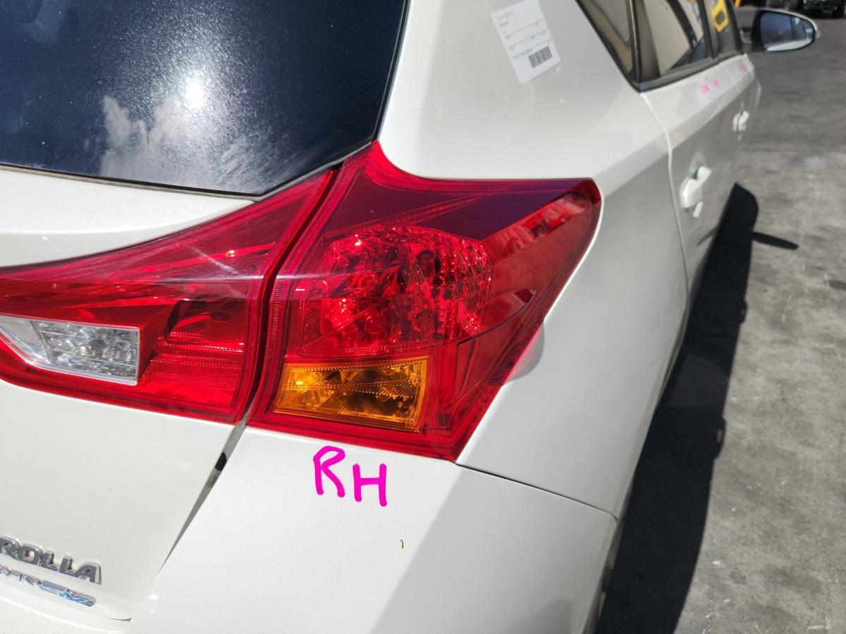1000827921-Right Taillight
