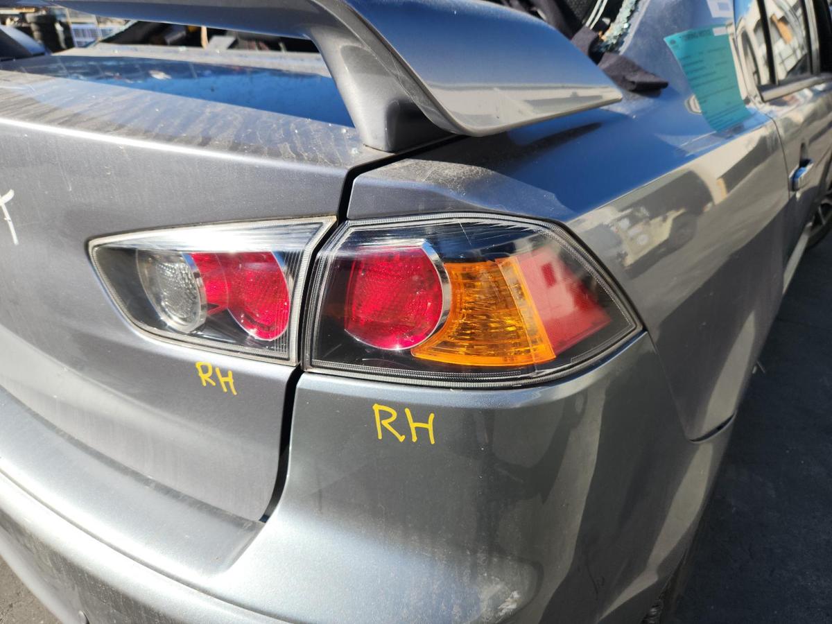 1000850286-Right Taillight