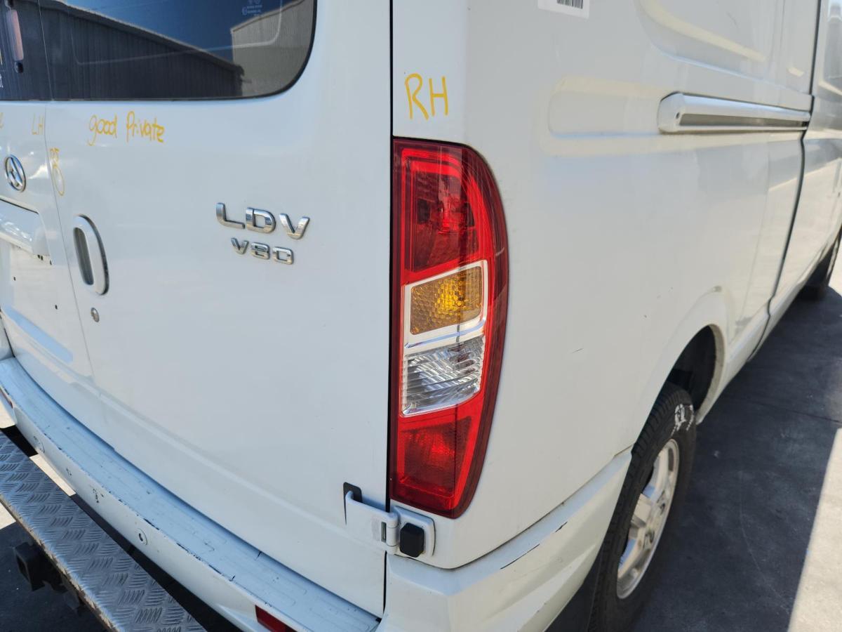 1000821926-Right Taillight