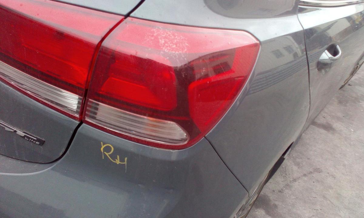 1000670542-Right Taillight