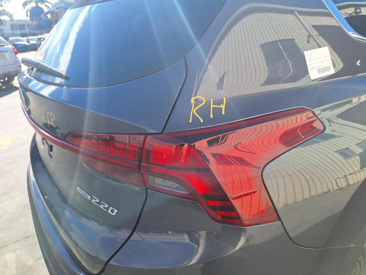 1000786104-Right Taillight