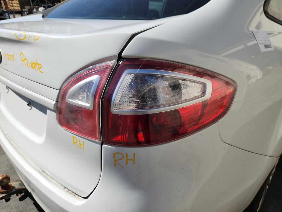 1000851608-Right Taillight