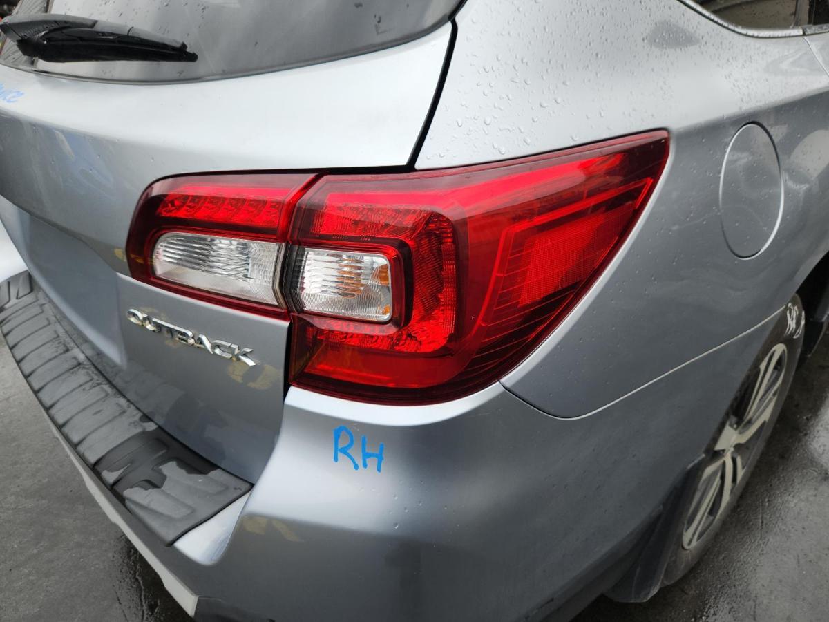1000861325-Right Taillight