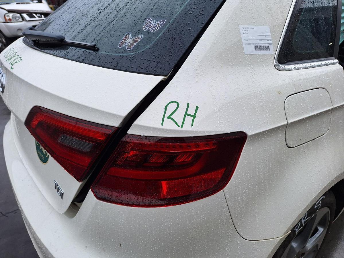 1000788793-Right Taillight