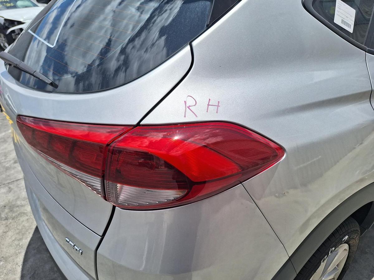 1000739901-Right Taillight