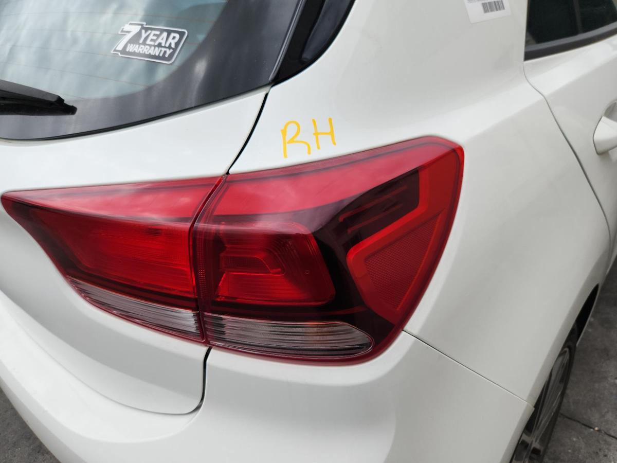 1000830090-Right Taillight