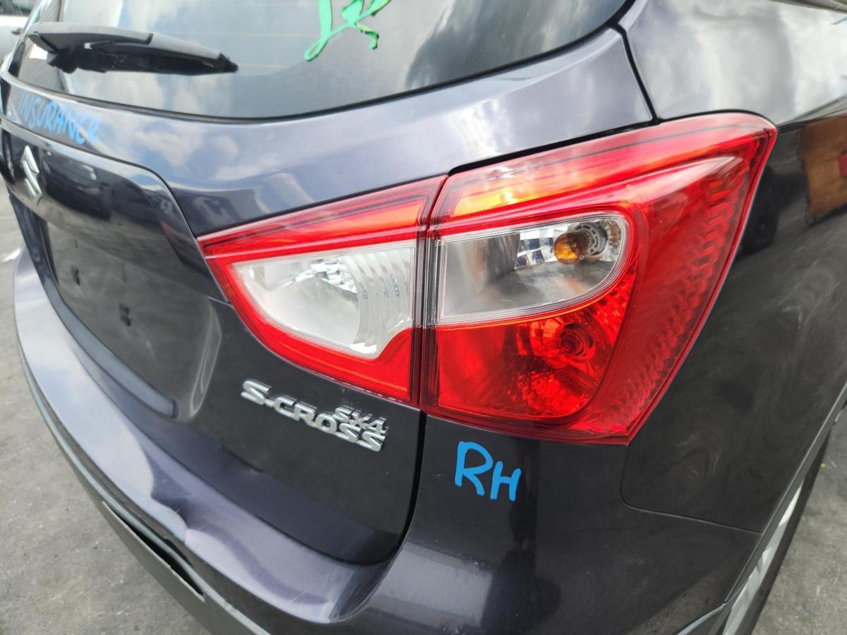1000884984-Right Taillight
