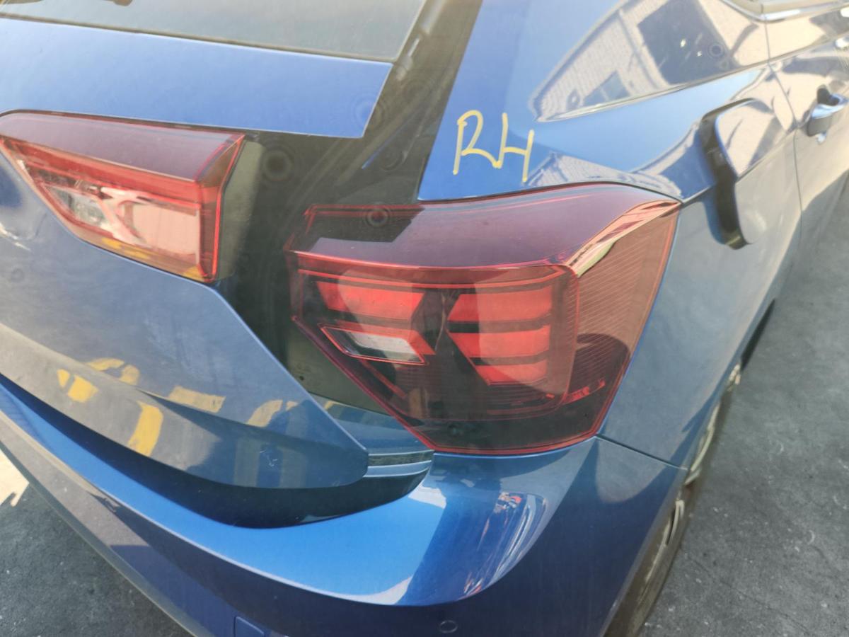 1000866831-Right Taillight