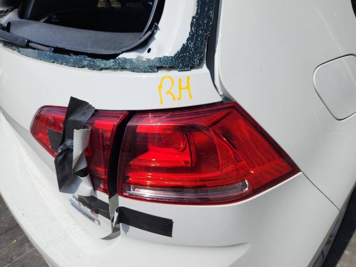 1000875402-Right Taillight