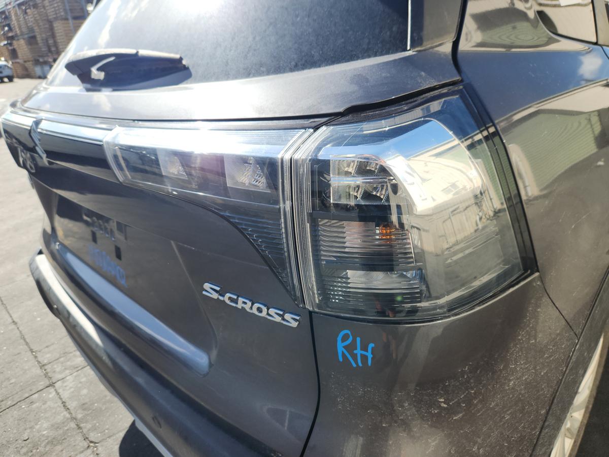 1000935346-Right Taillight