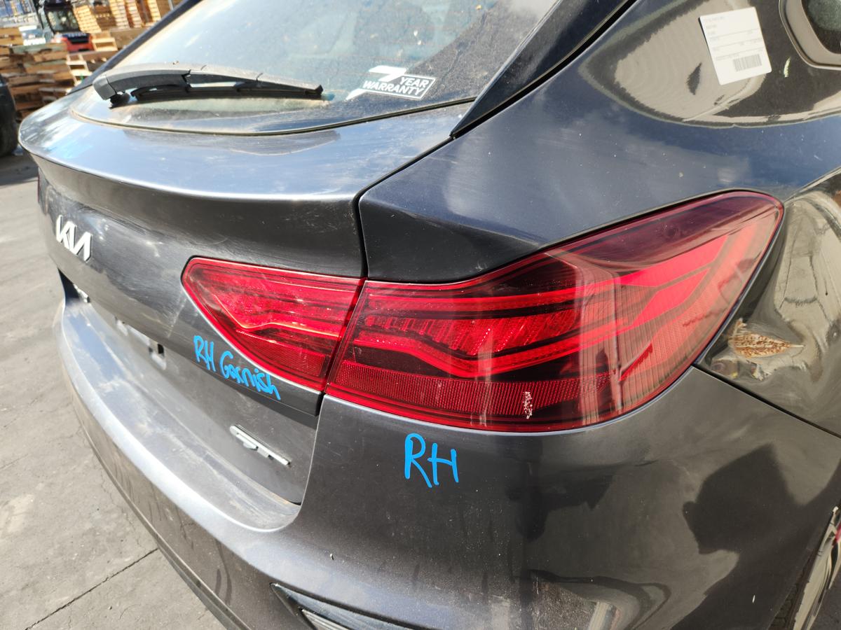 1000939404-Right Taillight