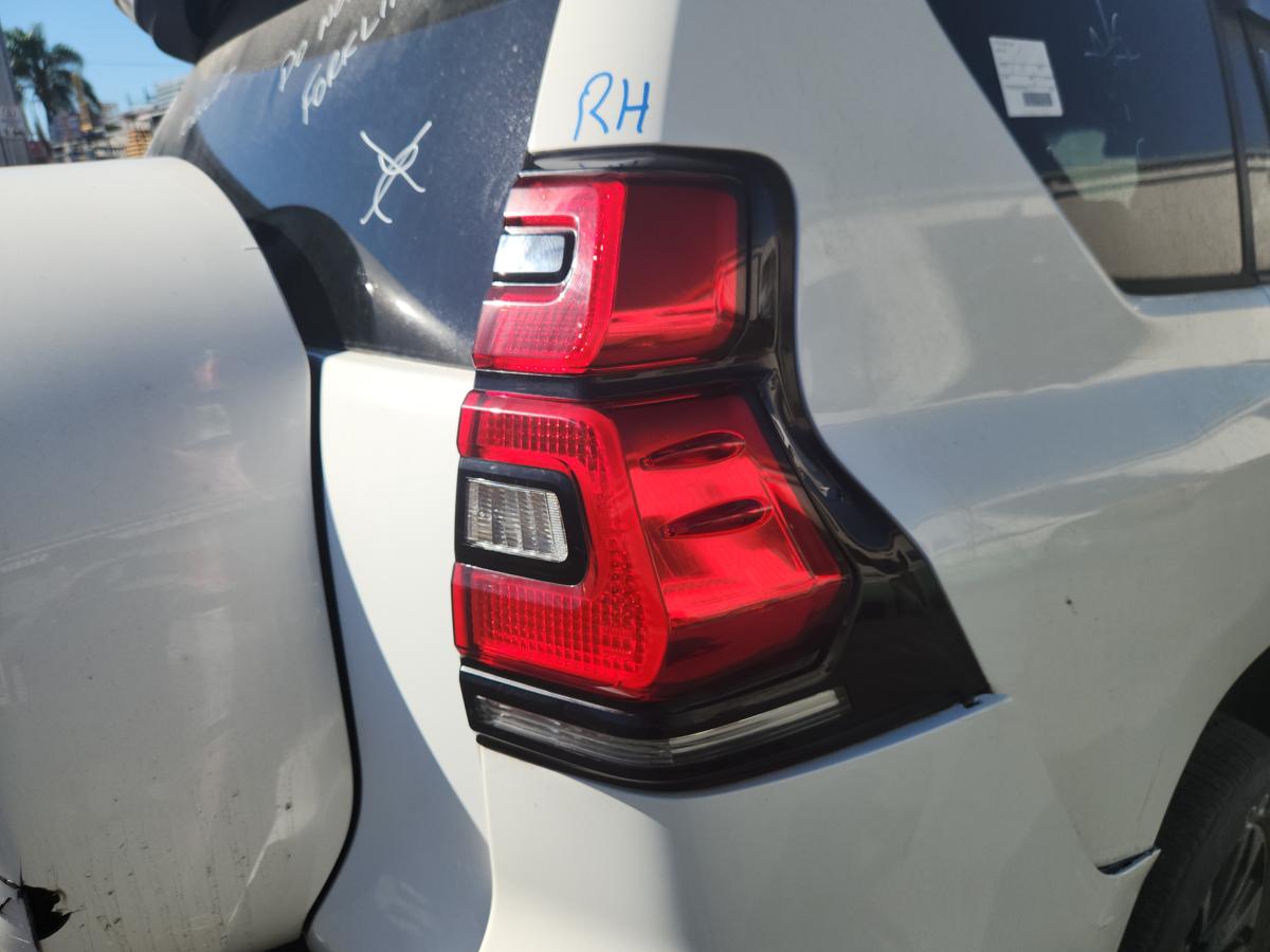 1000939978-Right Taillight