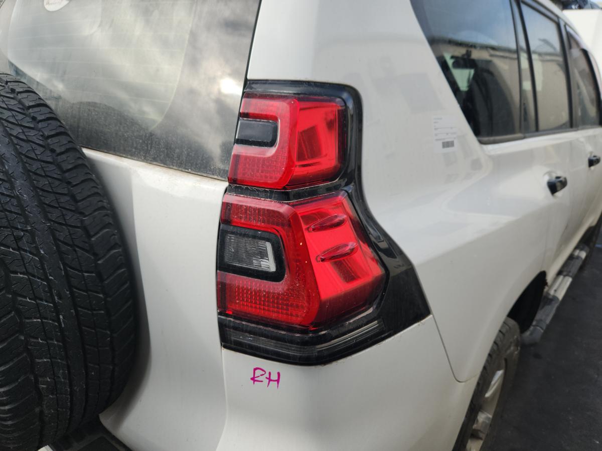 1000930090-Right Taillight